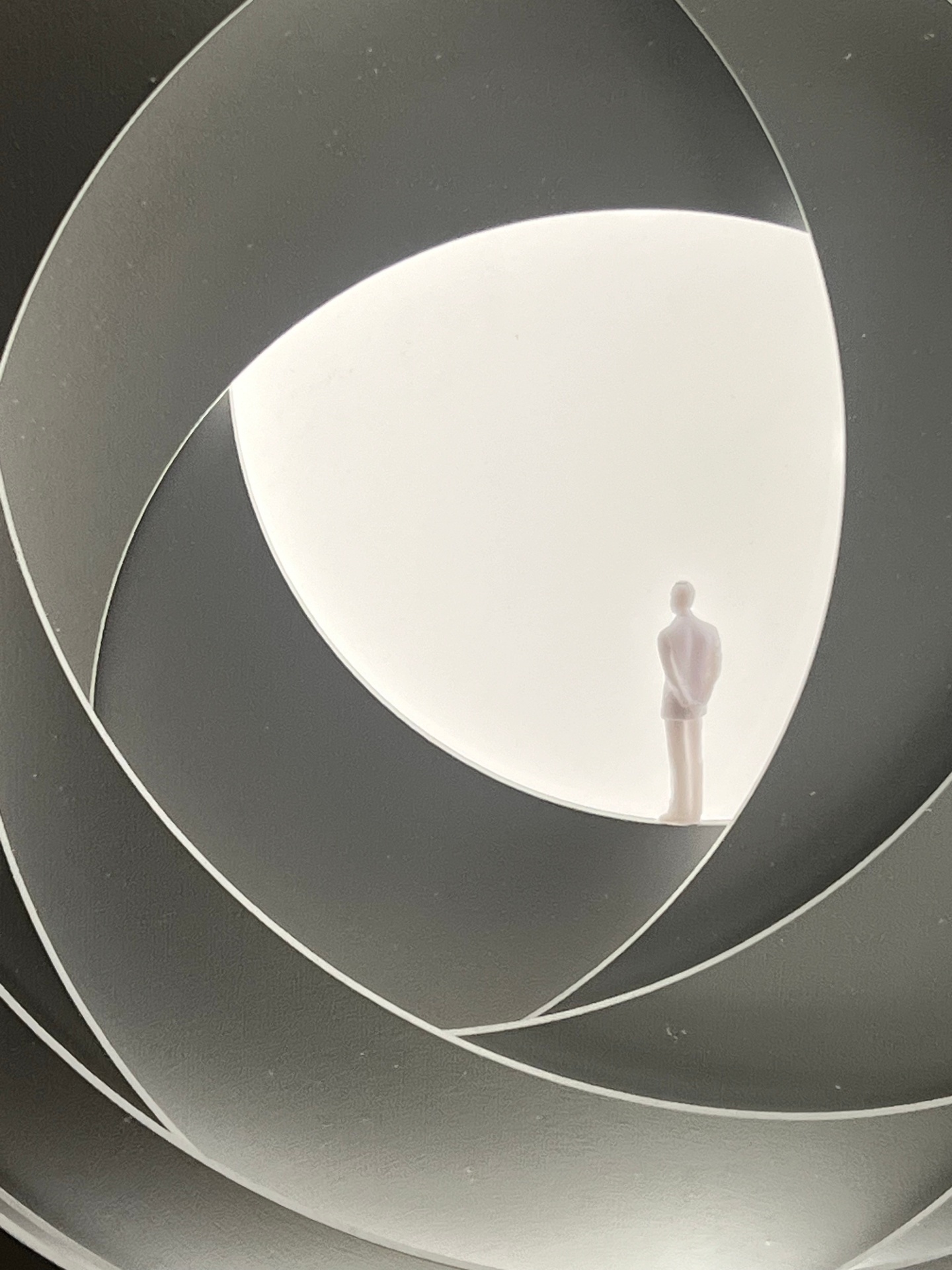 Abstrakte spiralförmige Architektur mit einer Person im Licht